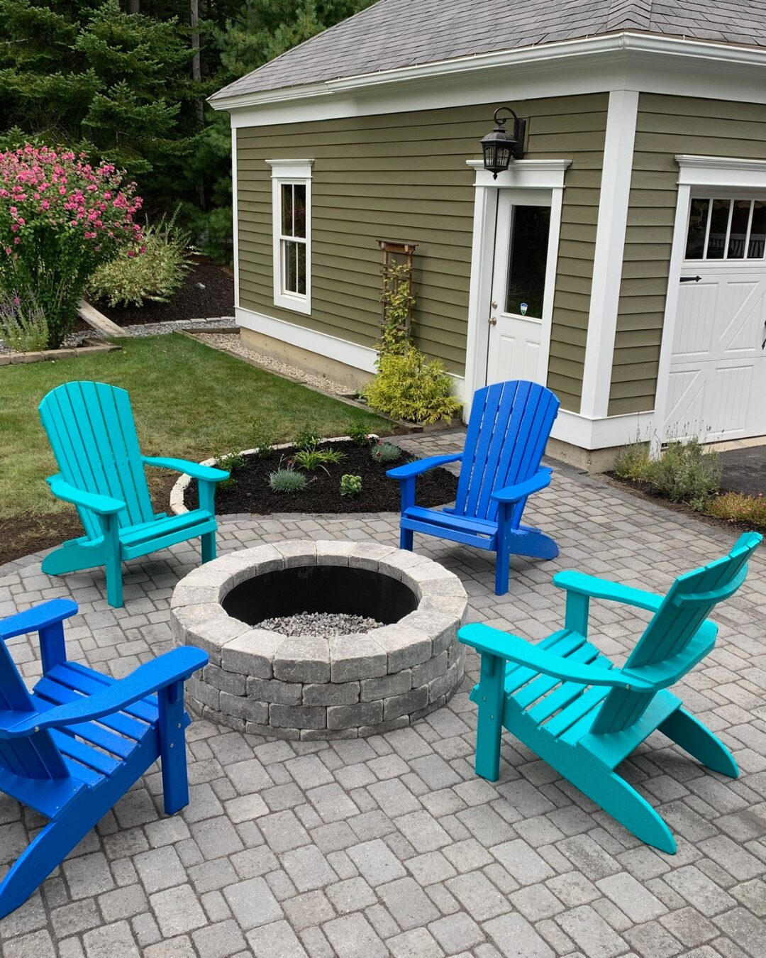 backyard-paver-patio-built-in-stone-fire-pit