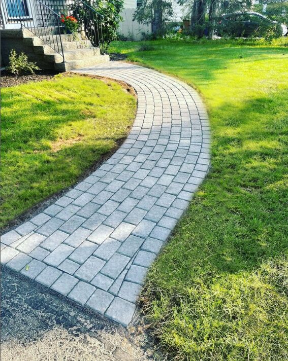 curved-cobblestone-paver-walkway-residential-front-yard