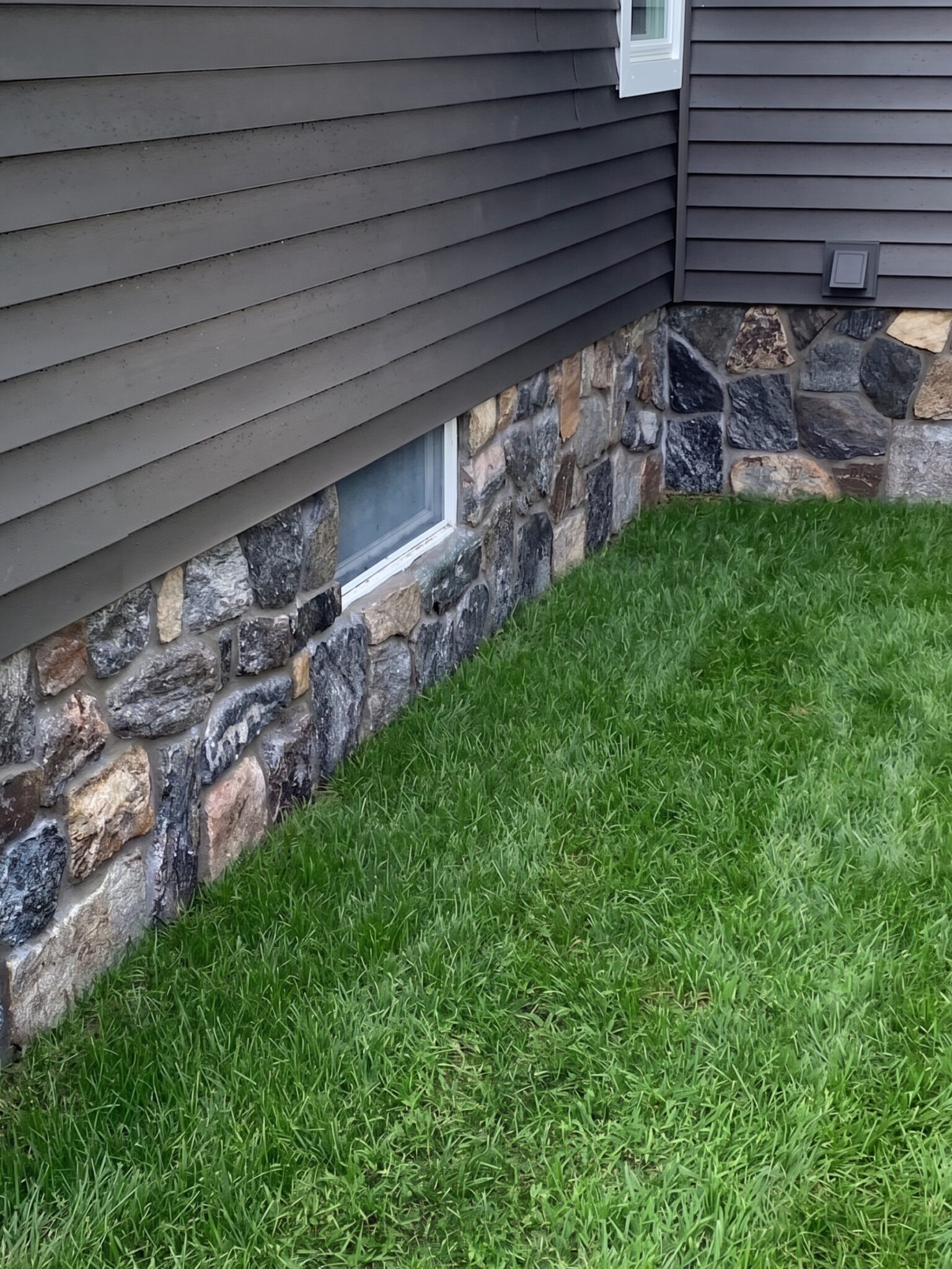 natural-fieldstone-foundation-veneer-dark-siding-maine