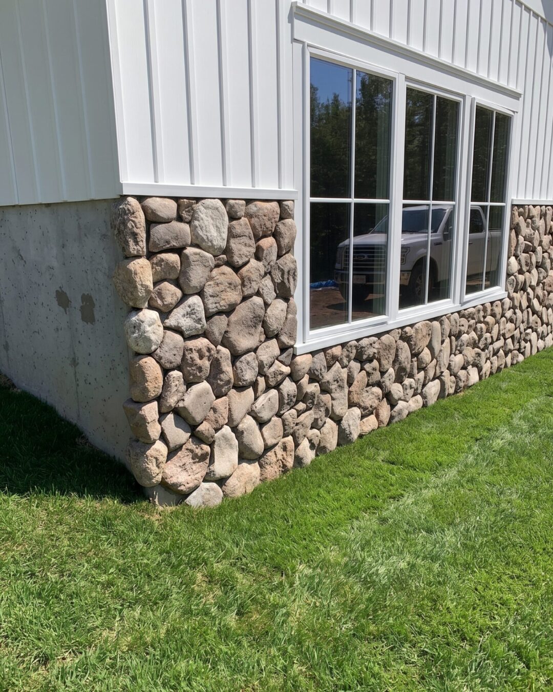 round-fieldstone-foundation-wall-white-siding-maine-scaled